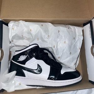 Jordan 1 mid “carbon fibre”